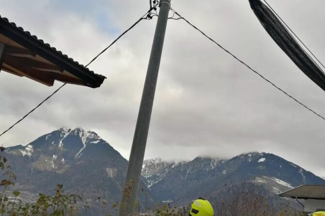 Einsatz – Strommast fängt Feuer