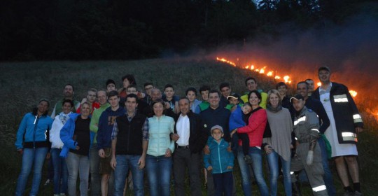 Jugendfeuerwehr entzündet Herz Jesu Feuer